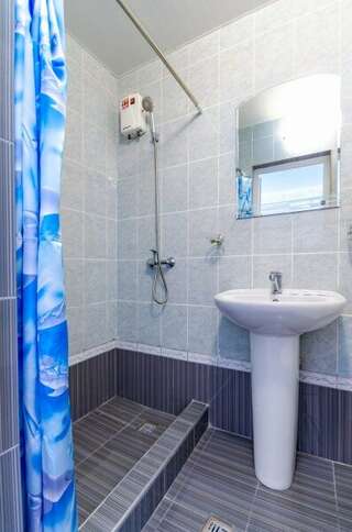 Гостиница Дубок Лермонтово Четырехместный номер-10