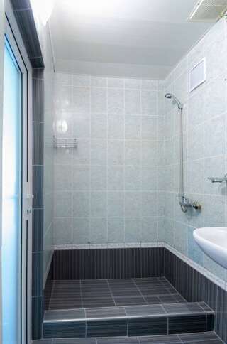 Гостиница Дубок Лермонтово Двухместный номер с 1 кроватью или 2 отдельными кроватями-10